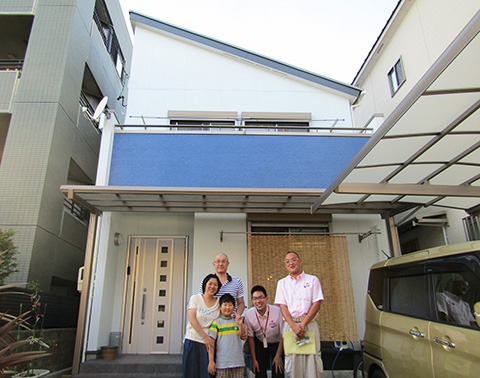 愛知県名古屋市H様_外壁屋根塗替工事_お客様の声_記念撮影