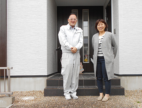愛知県常滑市I様_外壁屋根塗替工事_お客様の声_記念撮影