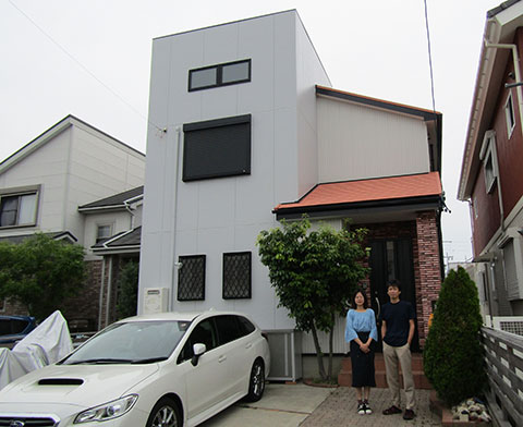 愛知県春日井市M様_外壁屋根リフォーム_お客様の声_記念撮影2_株式会社麻布
