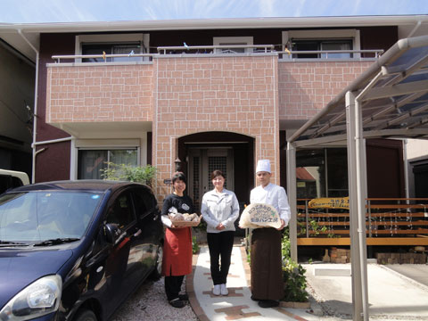 愛知県豊田市H様_外壁屋根改修工事_お客様の声_記念撮影2_株式会社麻布
