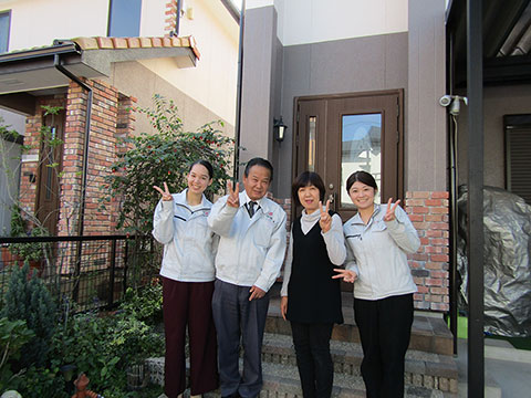 愛知県春日井市F様_外壁リフォーム_お客様の声_記念撮影2_株式会社麻布