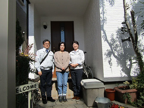 愛知県小牧市T様_外壁屋根リフォーム_お客様の声_記念撮影_株式会社麻布