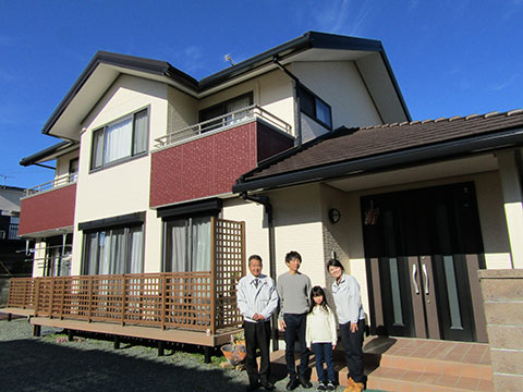 愛知県豊川市H様_外壁リフォーム_お客様の声_記念撮影_株式会社麻布