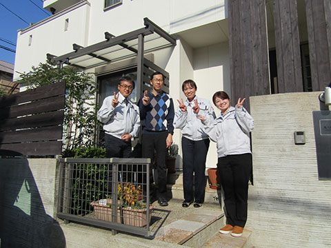 愛知県名古屋市O様_外壁リフォーム_お客様の声_記念撮影2_株式会社麻布