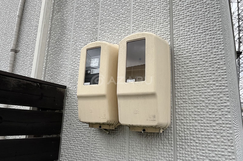 電気ボックスとその周りの外壁